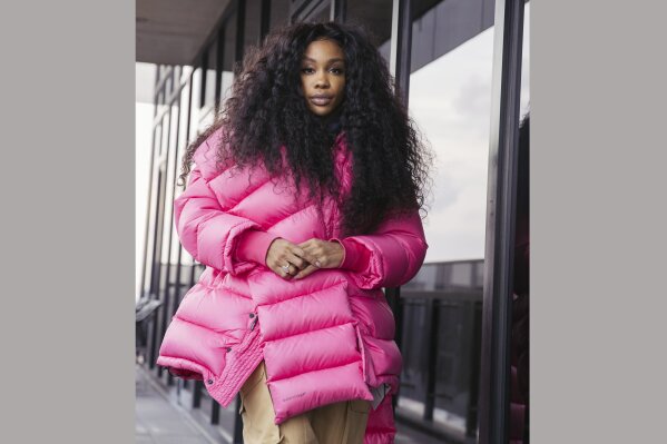 SZA poses for a portrait on Monday, December 4, 2017, in New York, New York. (Photo by Victoria Will/Invision/AP)
