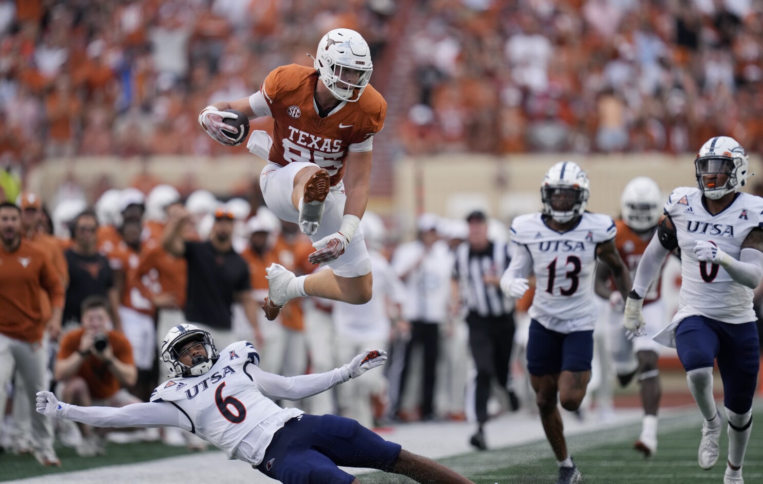AP Top 25: Texas at No. 1 for 1st time in 16 years, jumping Georgia