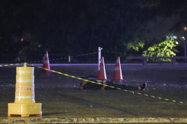 Explosions outside Brazil's Supreme Court leave 1 dead | AP News