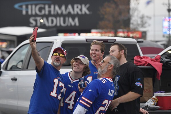 Khi Trump cố gắng mua Buffalo Bills, các chủ ngân hàng nghi ngờ ông sẽ nhận được sự chấp thuận của NFL, các email cho thấy tại phiên tòa xét xử gian lận | AP News