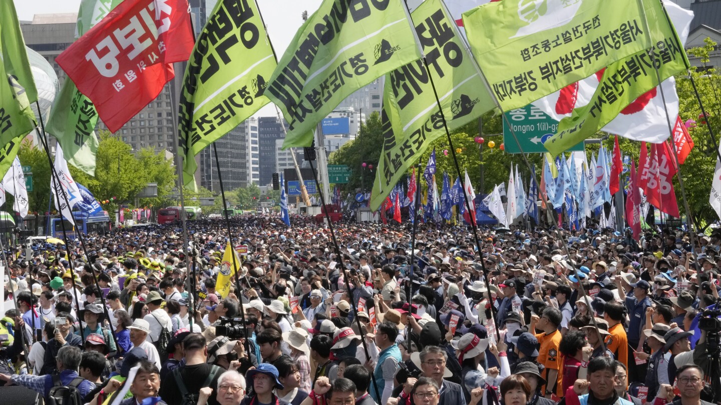СНИМКИ AP: Работниците управляват улиците на Първи май