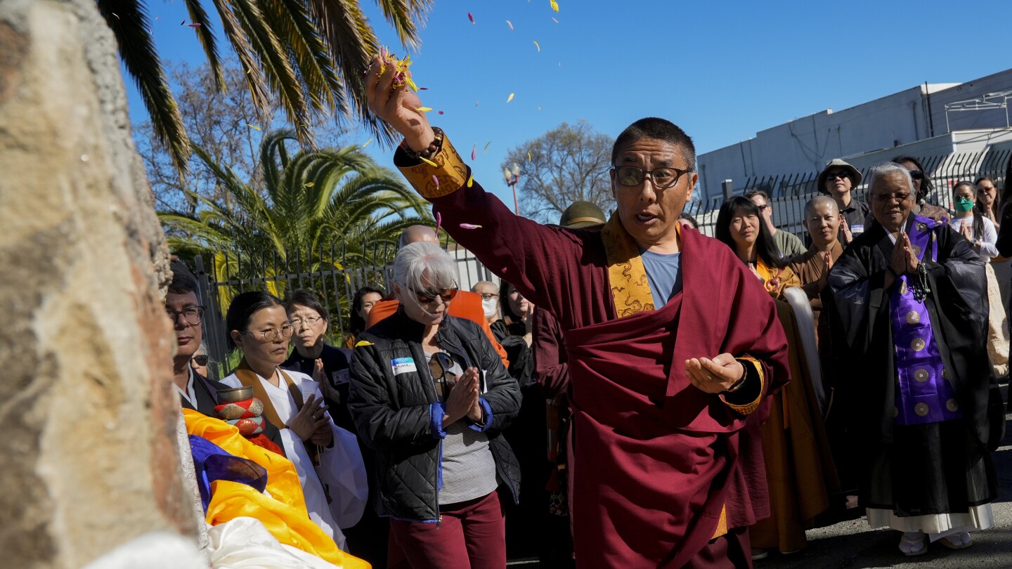 Будисти използват кармично лечение срещу антиазиатското наследство на един град в САЩ и националните предразсъдъци днес