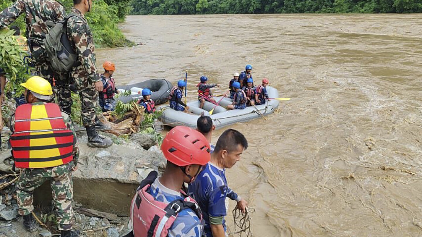 Zosuv pôdy v Nepále: Po skĺznutí dvoch autobusov so 60 ľuďmi do rieky sa našli 3 preživší