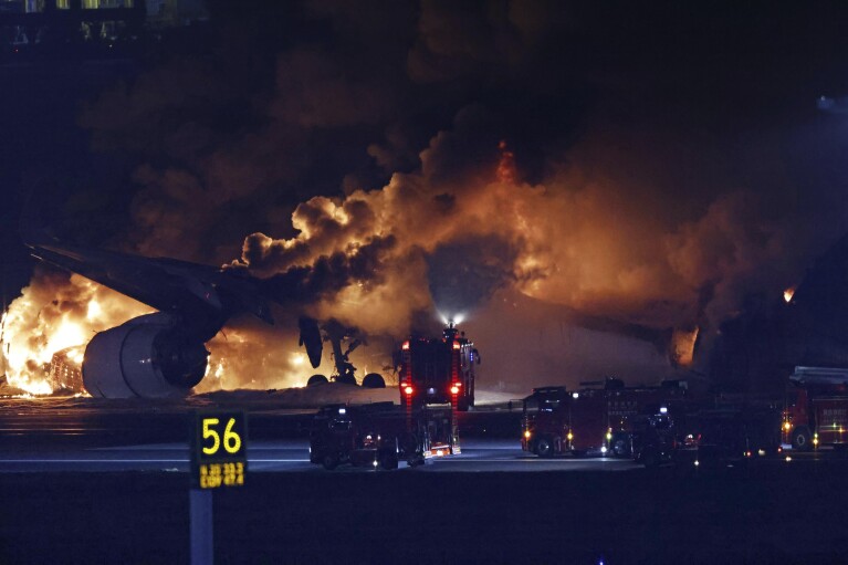 Sebuah pesawat Japan Airlines terbakar di landasan pacu Bandara Haneda pada Selasa, 2 Januari 2024 di Tokyo, Jepang.  Sebuah pesawat penumpang bertabrakan dengan pesawat Penjaga Pantai Jepang dan terbakar di landasan pacu Bandara Haneda Tokyo pada hari Selasa, kata para pejabat.  (Berita Kyodo melalui Associated Press)