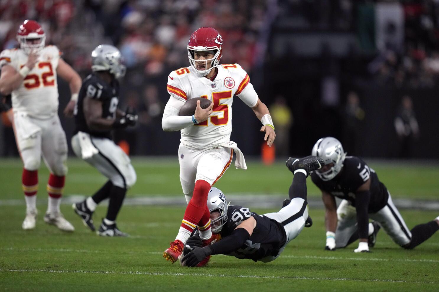 Mahomes sets record, Chiefs beat Raiders for AFC's top seed