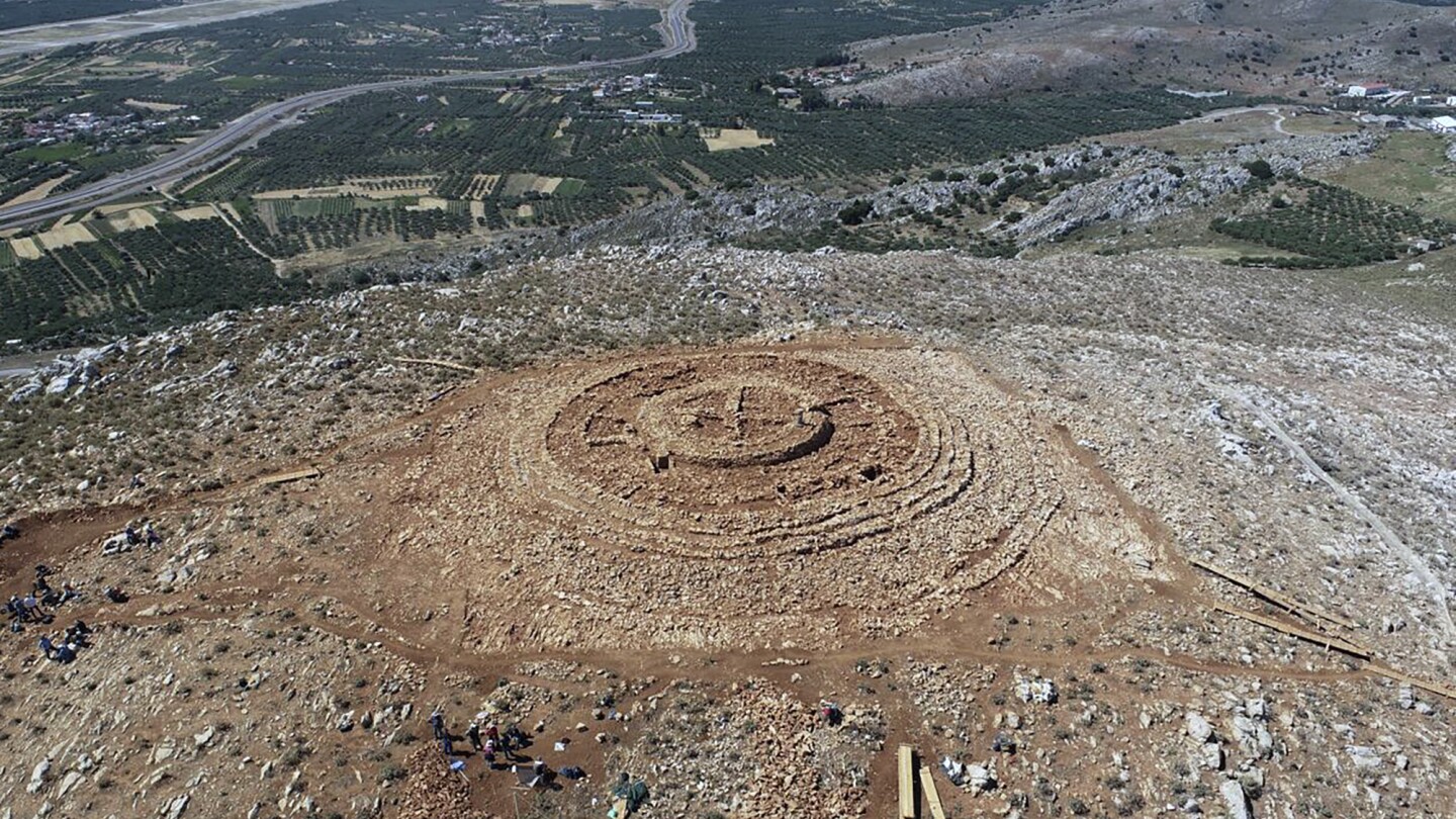 Гръцки хълм на 4000 години озадачава археолозите. Това може да създаде проблеми за ново летище
