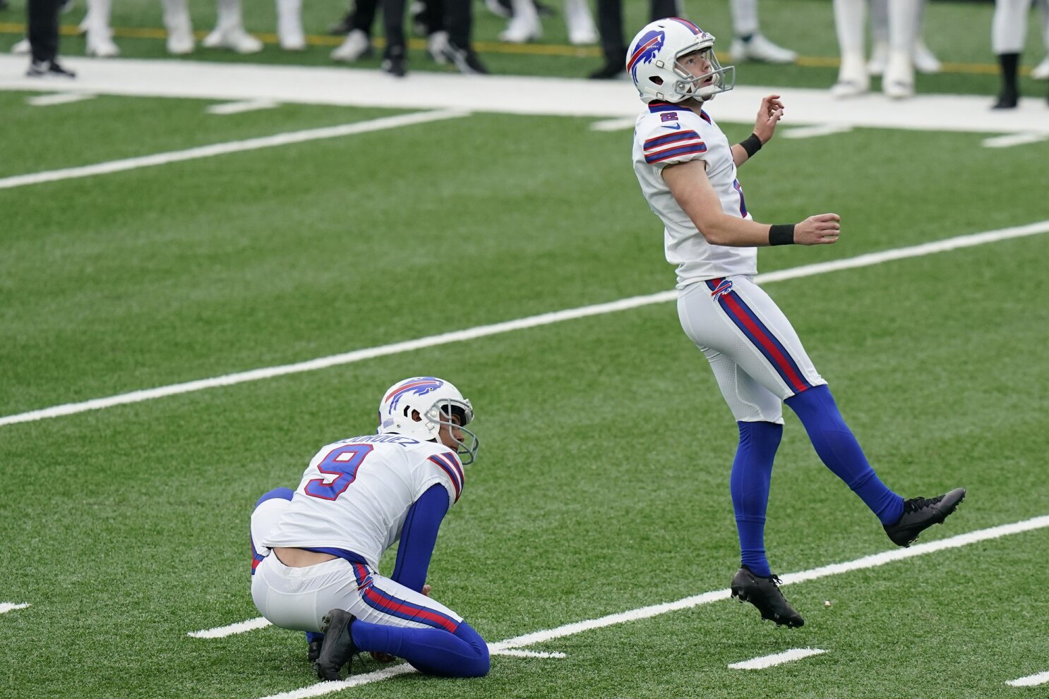 Buffalo Bills kicker Steve Christie, left, and quarterback Frank