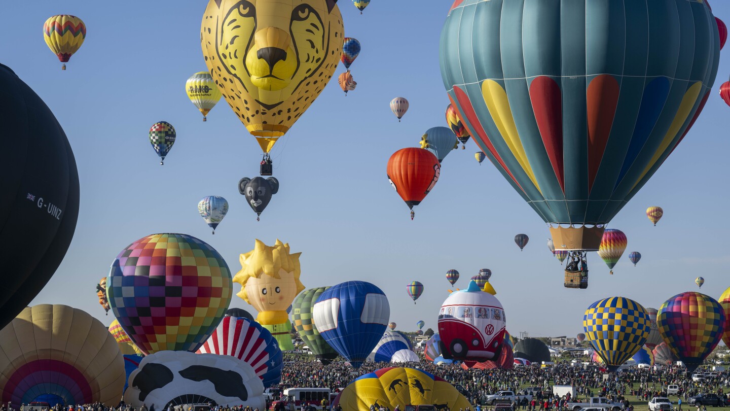 International festival fills New Mexico skies with colorful hot air balloons