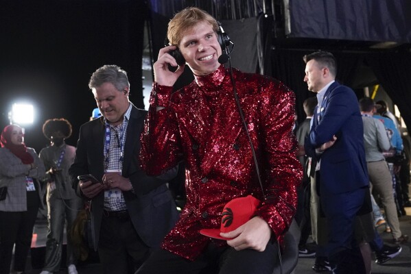 Gradey Dick kicks off NBA Draft with Dorothy-inspired suit
