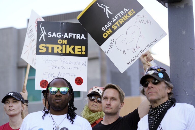 Actores en huelga sostienen carteles frente a los estudios de Netflix, el miércoles 8 de noviembre de 2023, en Los Ángeles.  (Foto AP/Chris Pizzello)