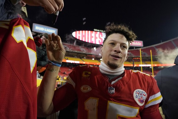 Chiefs' Patrick Mahomes has helmet shattered during playoff game