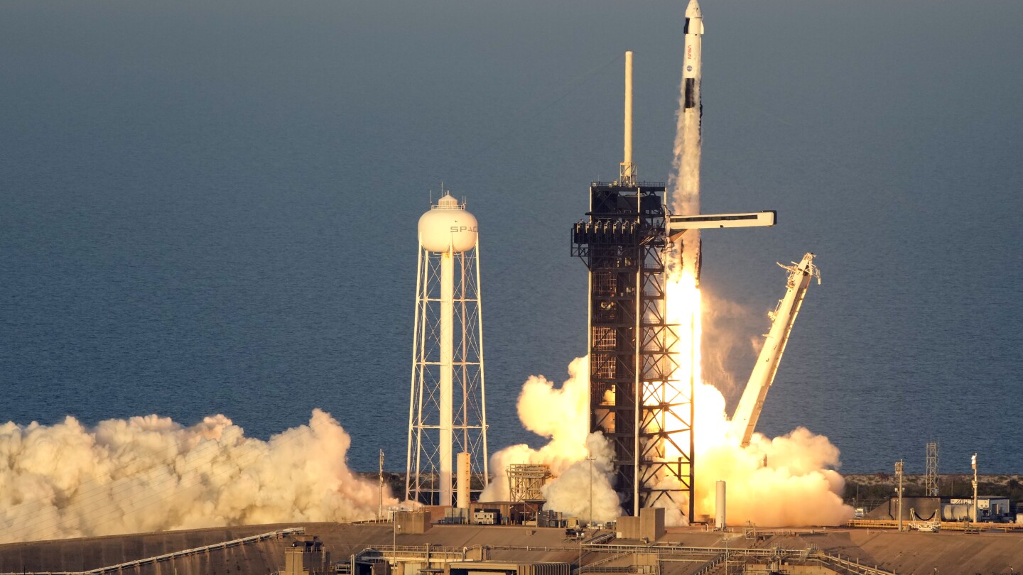 SpaceX lanza un nuevo equipo a la estación espacial para reemplazar a astronautas varados de la NASA