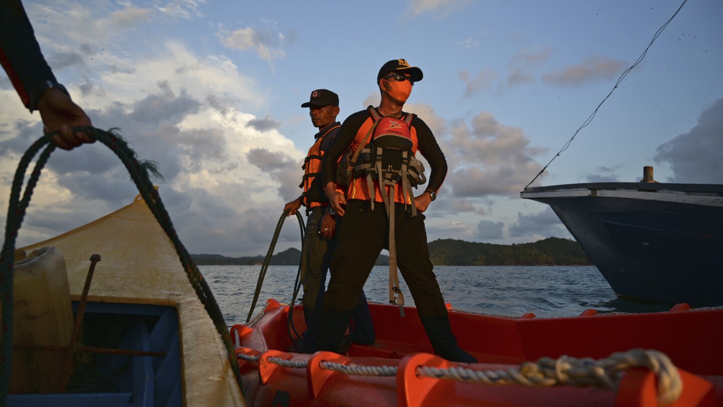 Още шест тела са открити дни след като лодка с бежанци рохинги се преобърна край Индонезия