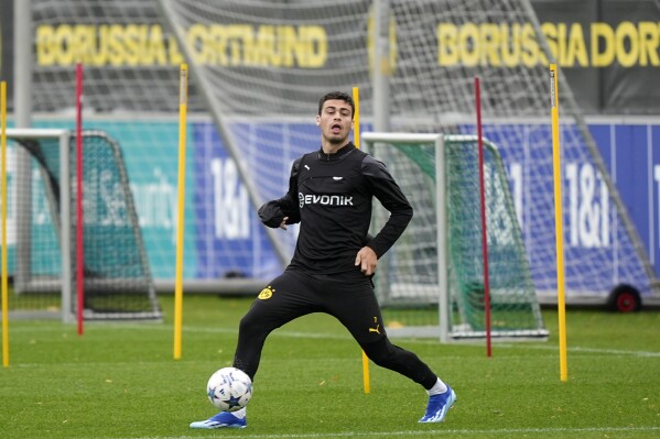 Dortmund's Giovanni Reyna exercises during a training session prior to the UEFA Champions League Group F soccer match between Borussia Dortmund and AC Milan in Dortmund, Germany, Tuesday, Oct. 3, 2023. (AP Photo/Martin Meissner)