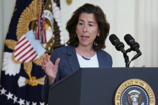 La secretaria der comercio de EEUU Gina Raimondo en la Casa Blanca en Washington el 26 de junio de 2023. (Foto AP /Evan Vucci)