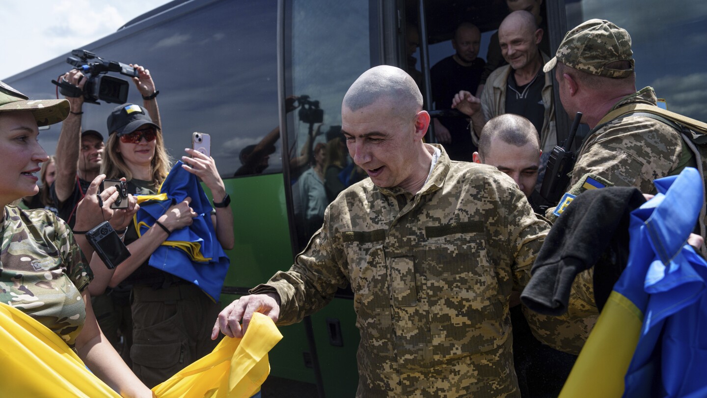 Росія і Україна вперше за кілька місяців обмінялися військовополоненими.  Також відбувається обмін тілами загиблих