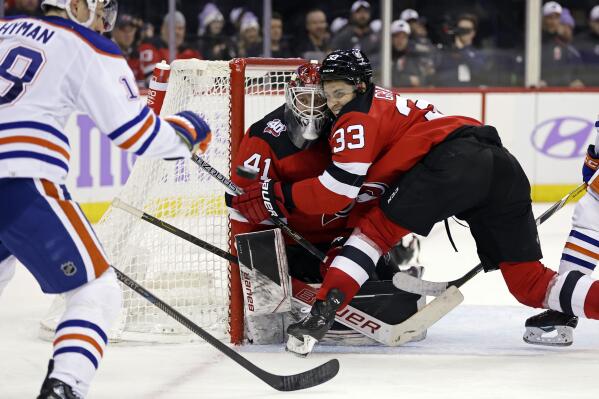 Leafs snap Devils' 13-game win streak with road victory