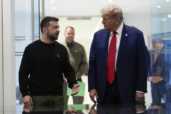 Президент Дональд Трамп встречается с президентом Украины Владимиром Зеленским в Башне Трампа 27 сентября 2024 года в Нью-Йорке. (AP Photo/Джулия Демари Нихинсон, Файл)