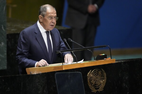 El canciller ruso Serguei Lavrov habla ante la 78va sesión de la Asamblea General de la ONU, sábado 23 de setiembre de 2023 en la sede de las Naciones Unidas. (AP Foto/Mary Altaffer)