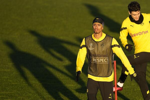 Dortmund's Jude Bellingham, left, and Dortmund's Giovanni Reyna, right, exercise in the afternoon sun during the final training session ahead of the Champions League, round of 16, first leg soccer match between Borussia Dortmund and Chelsea FC in Dortmund, Germany, Tuesday, Feb. 14, 2023. (AP Photo/Martin Meissner)