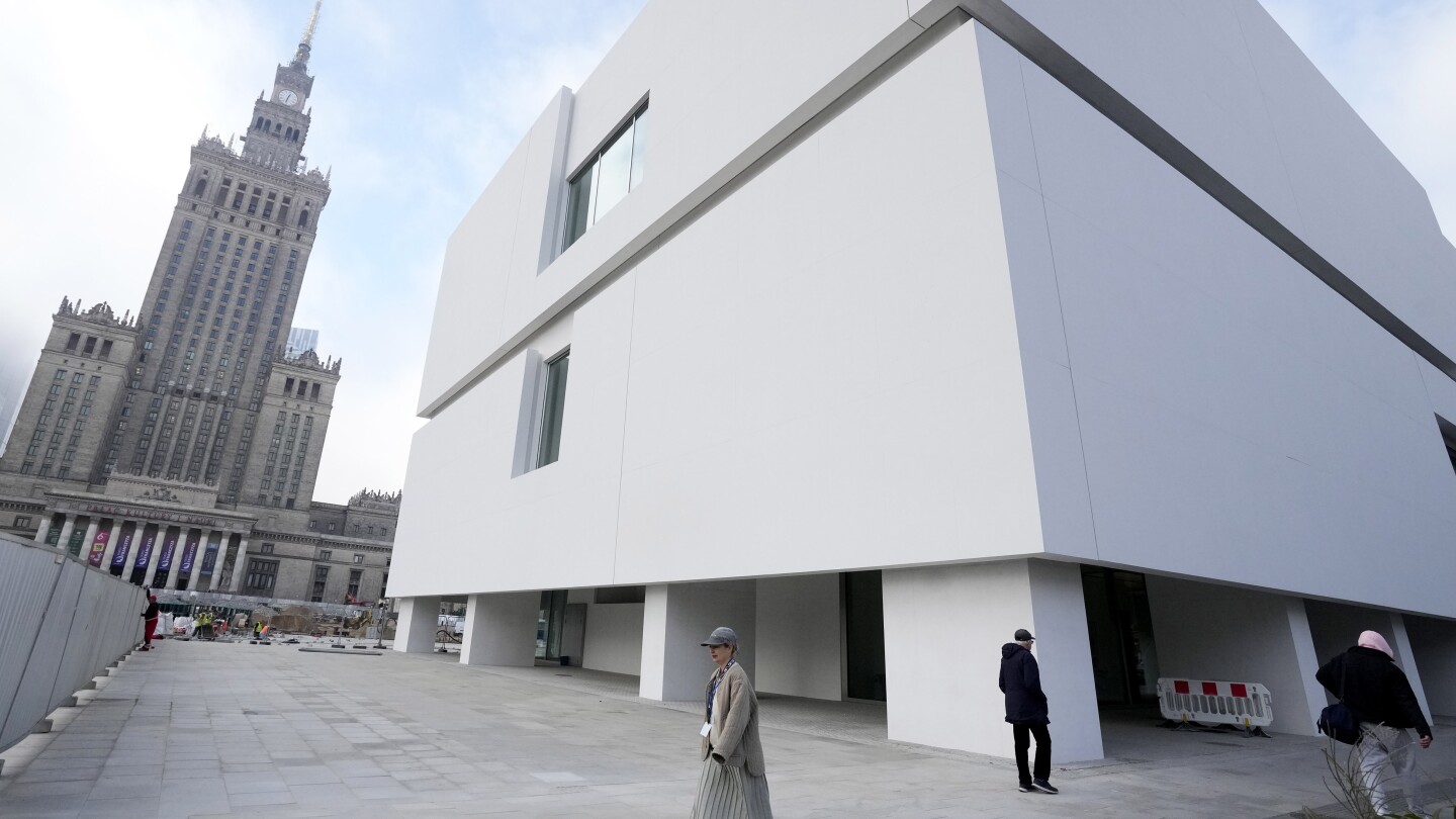 Warsaw's Museum of Modern Art Opens Permanent Home