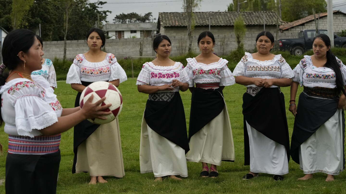 Местните жени в Еквадор се захващат с футбола, като изобретяват спорт: хандбал в традиционни поли