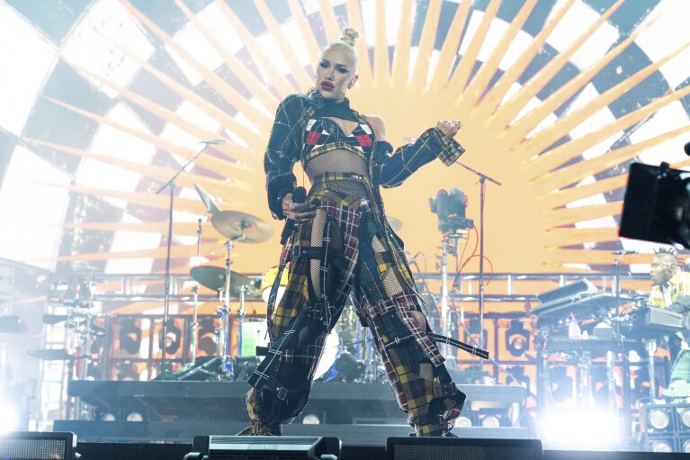 Gwen Stefani de No Doubt se produit pendant le premier week-end du Coachella Valley Music and Arts Festival à l'Empire Polo Club le samedi 13 avril 2024 à Indio, en Californie (Photo d'Amy Harris/Invision/AP)