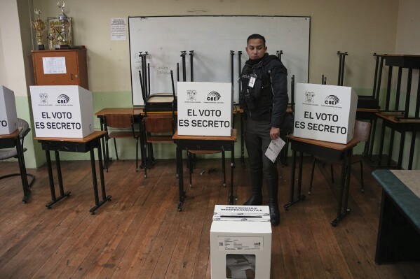 Un oficial de policía sostiene su boleta durante la segunda vuelta de las elecciones presidenciales en Quito, Ecuador, el domingo 13 de abril de 2025. (AP Foto/Carlos Noriega)