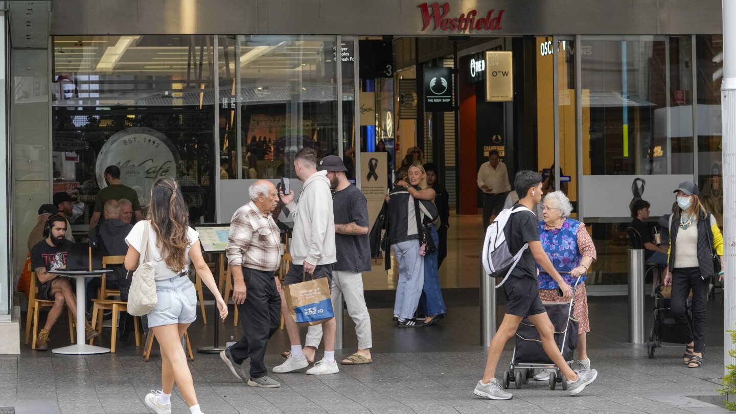 Персоналът и купувачите се завърнаха в „мрачния“ търговски център в Сидни 6 дни след масовите намушвания
