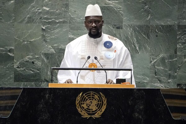 El dirigente de la junta militar que gobierna Guinea, Mamadi Doumbouya, pronuncia un discurso durante la 78va sesión de la Asamblea General de las Naciones Unidas, el jueves 21 de septiembre de 2023, en la sede de la ONU. (AP Foto/Richard Drew)