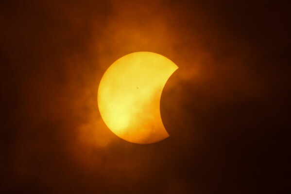 La luna cubre parcialmente el sol durante un eclipse solar total, visto desde Eagle Pass, Texas, el lunes 8 de abril de 2024. (Foto AP/Eric Gay)