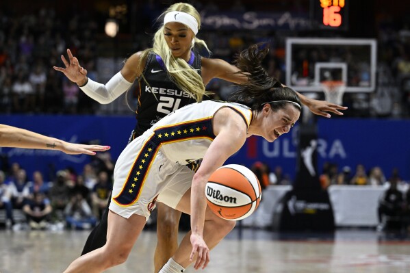Caitlin Clark WNBA debut game results: Clark scores 20 points but Fever  fall to Sun | AP News