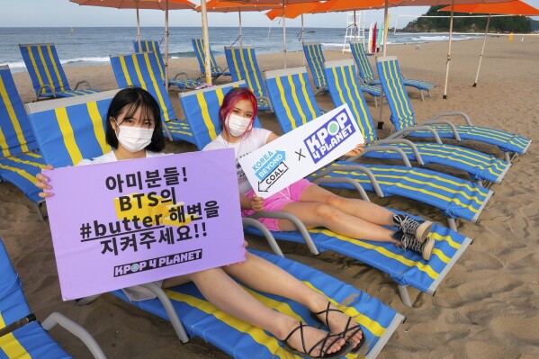 在这张由Kpop4Planet提供的图片中，作为2021年9月#SaveButterBeach活动的一部分，示威者在韩国Samcheok的Maengbang海滩摆姿势。该组织与韩国气候组织合作，提高对燃煤电厂计划的认识。该工厂位于拍摄地点海滩附近，为英国广播公司（BTS）的一首流行歌曲制作专辑艺术品。（Soojung Do/Kpop4Planet通过美联社）