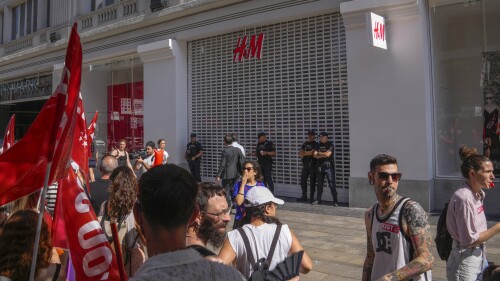 Trabajadores de H&M protestan ante una tienda cerrada de H&M en Madrid, España, el lunes 26 de junio de 2023 para reclamar mejores condiciones de trabajo. (AP Foto/Paul White)