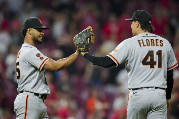 Giants beats Reds 4-2 and 11-10, extend winning streak to 7 and