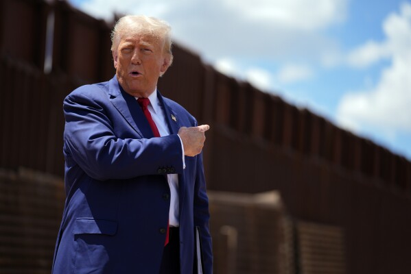 O candidato presidencial republicano, ex -presidente Donald Trump, fala ao longo da fronteira sul com o México, em 22 de agosto de 2024, na Serra Vista, Arizona (AP Photo/Evan Vucci, arquivo)
