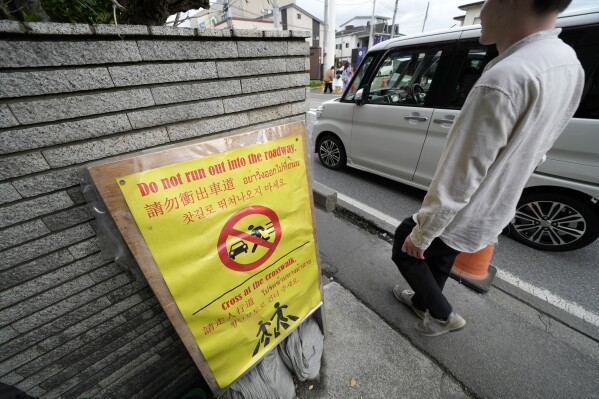 2024년 4월 30일 화요일 일본 중부 야마나시현 후지카와구치코에서 후지산의 경치를 배경으로 인기 포토 스팟이 있는 로손 편의점 이용 경로를 통해 관광객들에게 공지합니다.  (AP사진/유진 호시코)