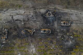 ARCHIVO - Esta fotografía del 31 de marzo de 2022 muestra vehículos blindados rusos destruidos en las afueras de Kiev, Ucrania. (AP Foto/Rodrigo Abd, archivo)