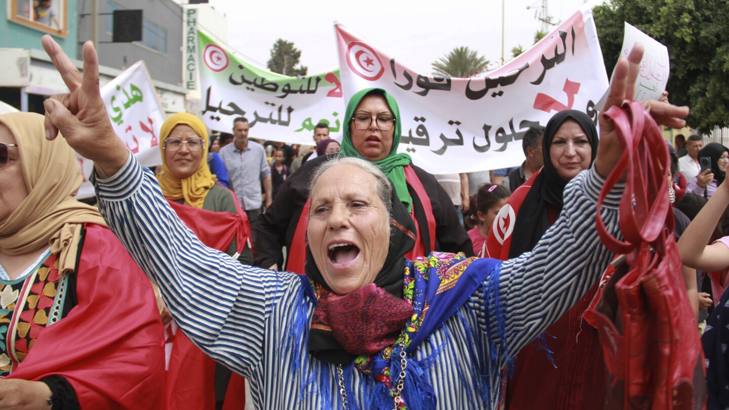 ДЖЕБЕНИАНА Тунис АП — Стотици тунизийци маршируваха по улиците на