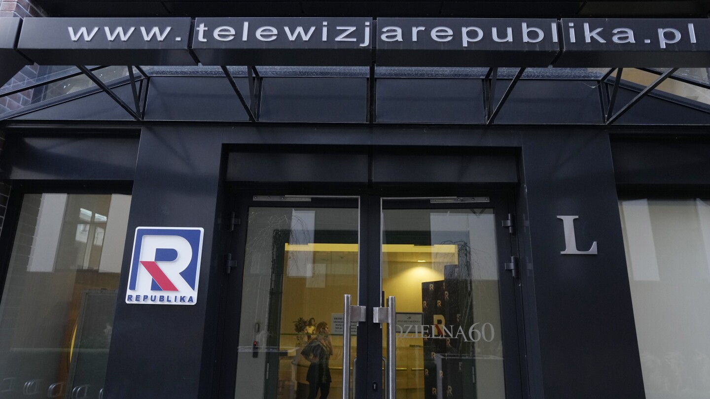 ВАРШАВА Полша AP — Прокуратурата в Полша разследва коментатори които