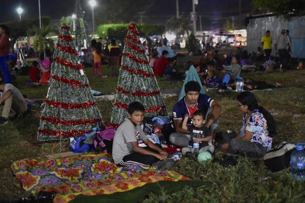 Ein Flüchtlingslager in Álvaro Obregon, Mexiko, Sonntag, 24. Dezember 2023. Eine Karawane oder Migranten begann am Sonntag ihre Reise von Tapachula nach Norden, nur wenige Tage bevor US-Außenminister Antony Blinken in Mexiko-Stadt eintraf, um neue Kontrollabkommen zu besprechen ein Zustrom von Migranten.  Von Einwanderern, die in die Vereinigten Staaten einreisen wollen.  (AP Photo/Edgard H. Clementi)