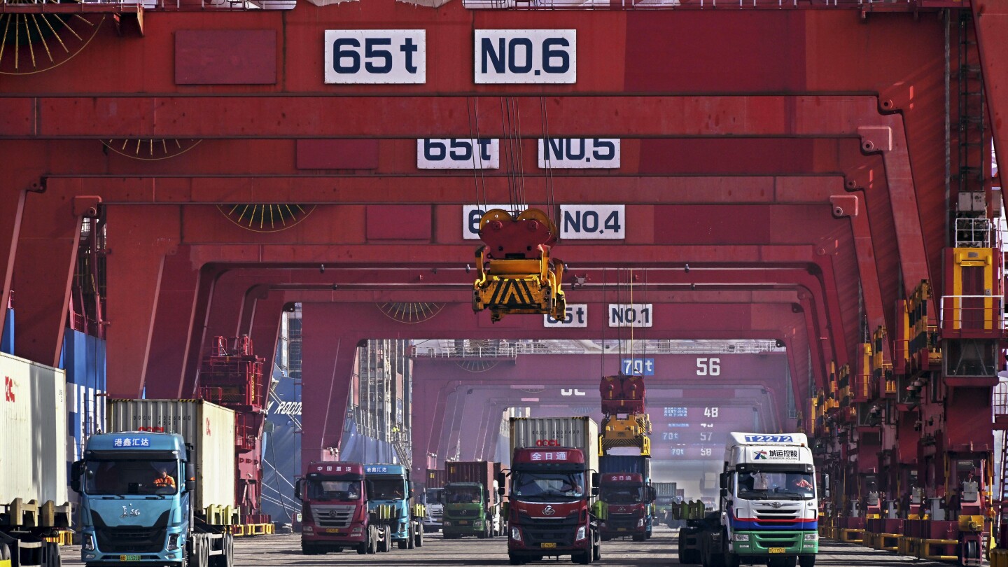 ХОНКОНГ (AP) — износът и вносът на Китай се връщат