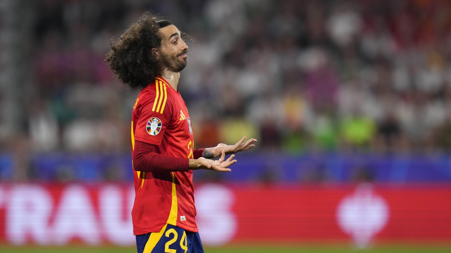 Des supporters allemands mécontents insultent l’Espagnol Marc Cucurella lors de la demi-finale de l’Euro 2024 contre la France