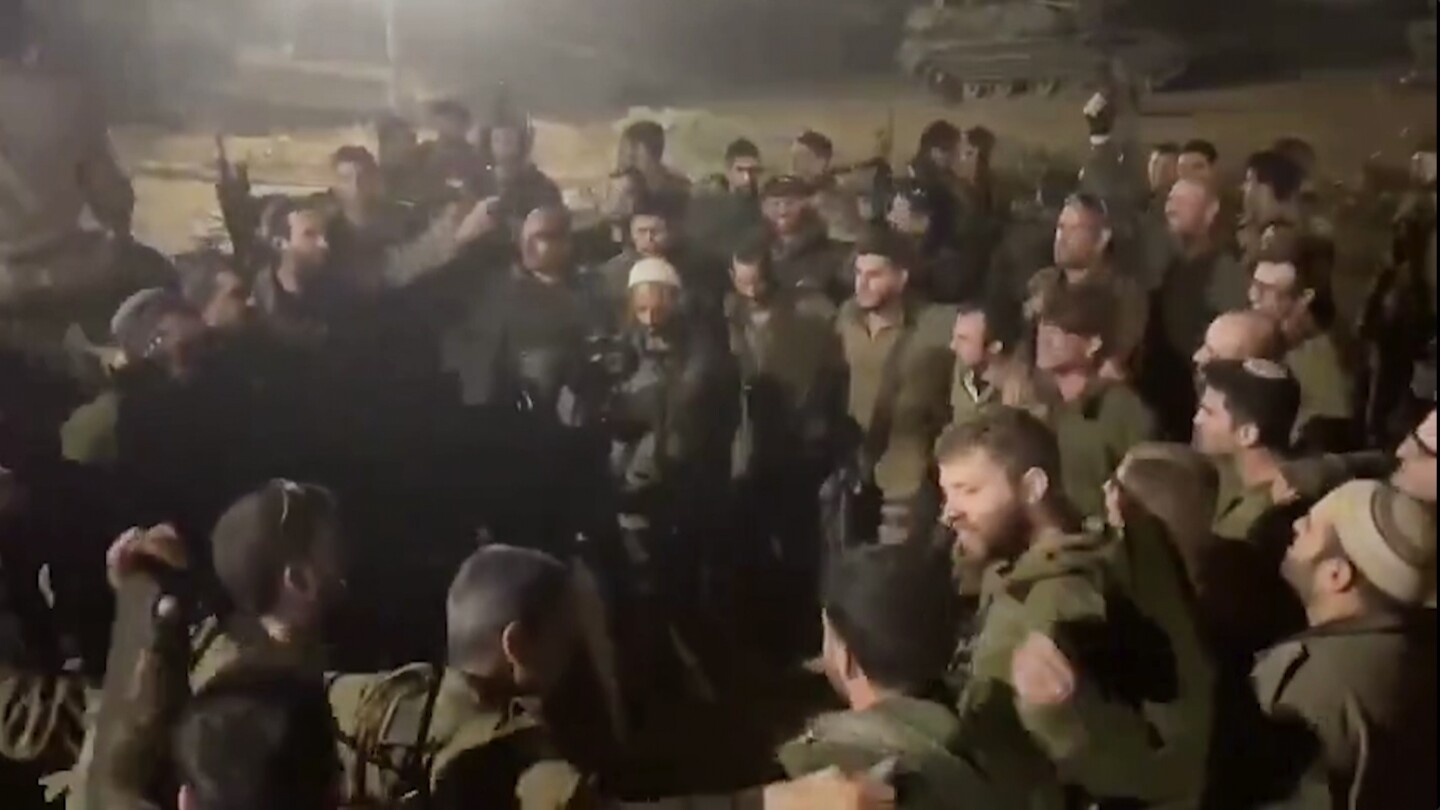 ЙЕРУСАЛИМ (AP) — Израелски войници ровят из частни домове в