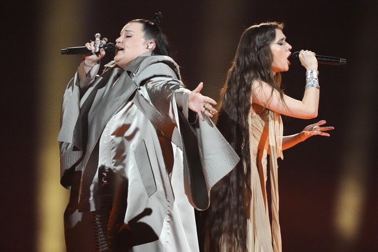 Alyona Alyona und Jerry Hill aus der Ukraine spielen „Teresa und Maria“ während des großen Finales des Eurovision Song Contest in Malmö, Schweden, Samstag, 11. Mai 2024. (AP Photo/Martin Meissner)