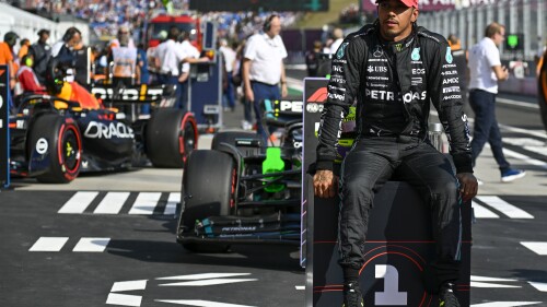 De Britse Formule 1-coureur Lewis Hamilton van Mercedes-AMG Petronas reageert na het neerzetten van de snelste tijd tijdens de kwalificatiesessie voorafgaand aan de Hongaarse Formule 1 Grand Prix-autorace op zondag, op de Hongaarse renbaan in Mogyorod, nabij Boedapest, Hongarije, op zaterdag 22 juli 2023 (AP Photo/Denes Erdos)