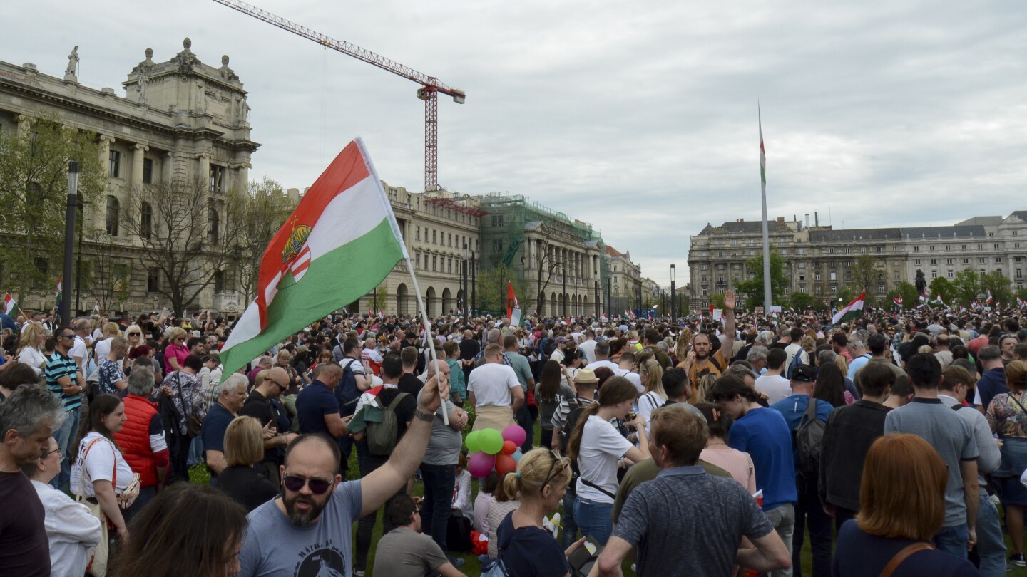 Претендентът на унгарския премиер Орбан обявява нова политическа алтернатива на десетки хиляди поддръжници