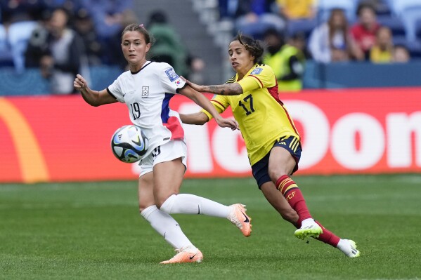 South Korea's Casey Phair, left, and Colombia's Carolina Arias compete for the ball during the Women's World Cup Group H soccer match between Colombia and South Korea at the Sydney Football Stadium in Sydney, Australia, Tuesday, July 25, 2023. (AP Photo/Rick Rycroft)