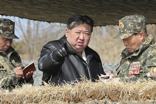 ARCHIVO - En esta fotografía proporcionada por el gobierno de Corea del Norte, el líder norcoreano Kim Jong Un, en el centro, supervisa ejercicios de disparo de artillería en Corea del Norte el jueves 7 de marzo de 2024. No se dio acceso a periodistas independientes para cubrir el evento representado en esta imagen distribuida por el gobierno de Corea del Norte. El contenido de esta imagen es el proporcionado y no se puede verificar de forma independiente. La marca de agua en idioma coreano en la imagen proporcionada por la fuente dice: "KCNA", que es la abreviatura de Agencia Central de Noticias de Corea. (Agencia Central de Noticias de Corea/Servicio de Noticias de Corea vía AP, archivo)