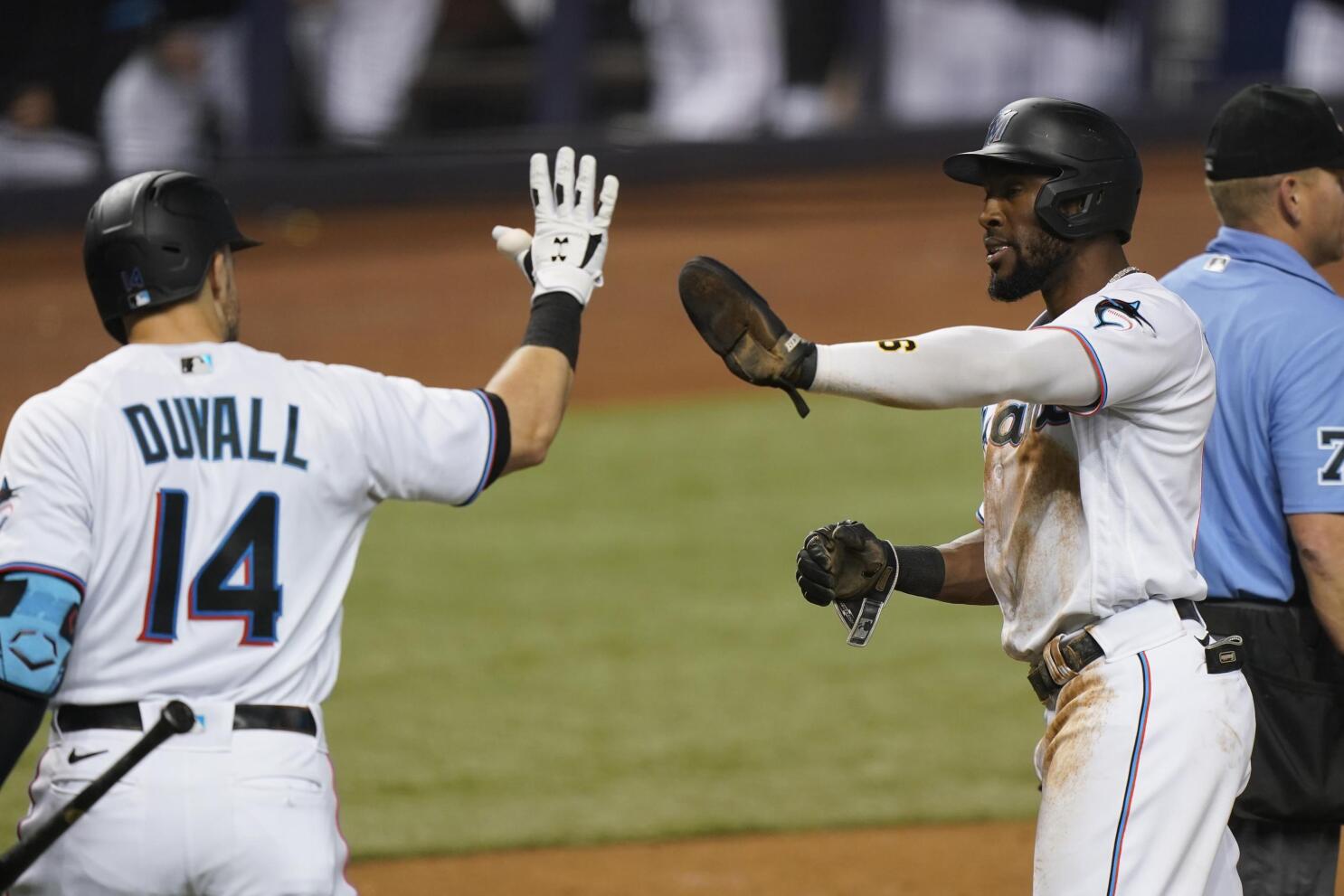 Marlins end Dodgers' win streak in style with 5 homers